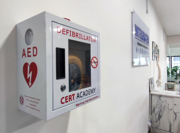 全人复健治疗中心配有的-自动体外心脏除颤器(AED)。应对紧急状态时协助进行心肺复苏。